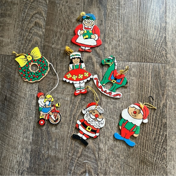Vintage 7 Wooden Die Cut Christmas Ornaments Hand Painted Retro Santa - Picture 1 of 4